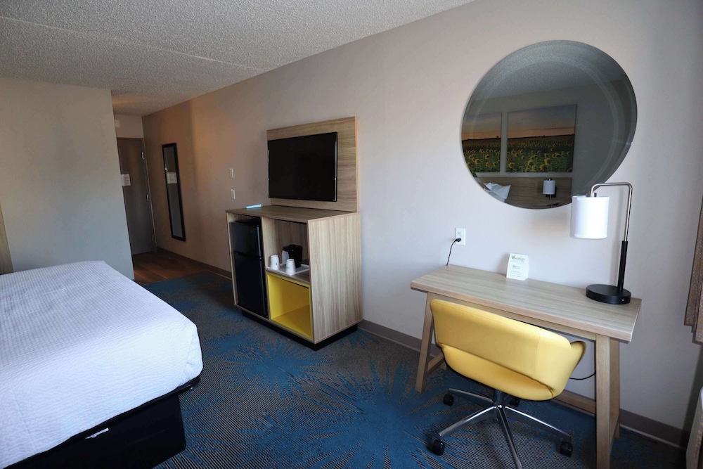 Room, 1 King Bed, Non Smoking - Photo 3