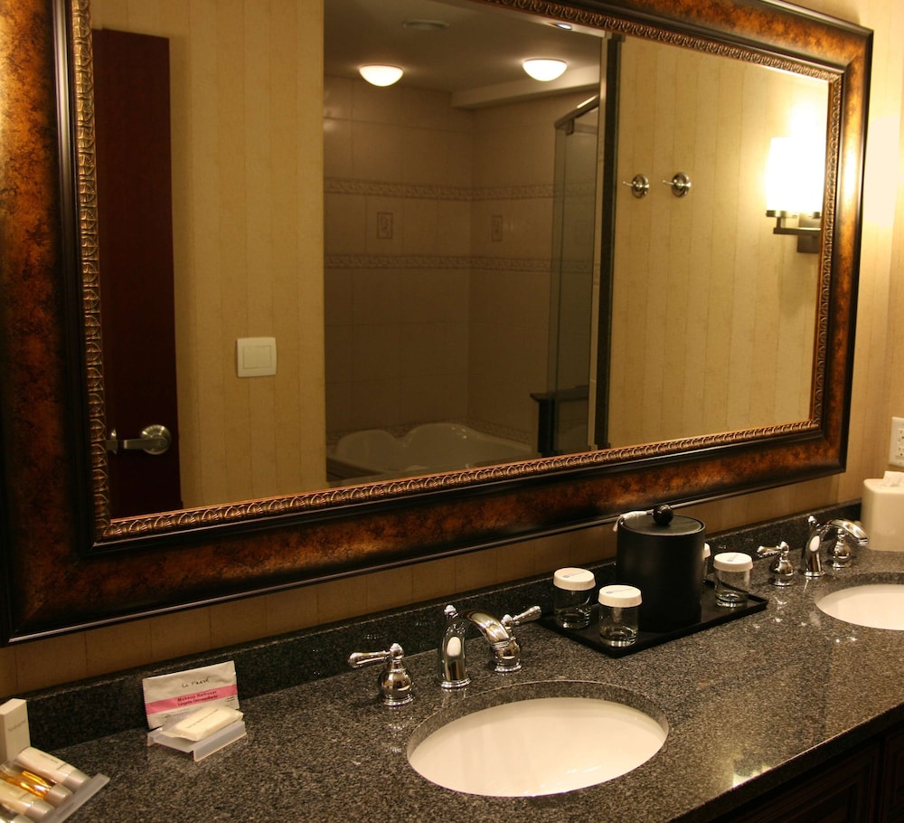 Deluxe Suite, 1 King Bed - Photo 7