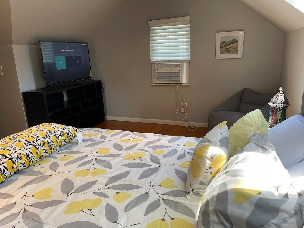 House, Private Bathroom (Quaint, Comfy, Close )