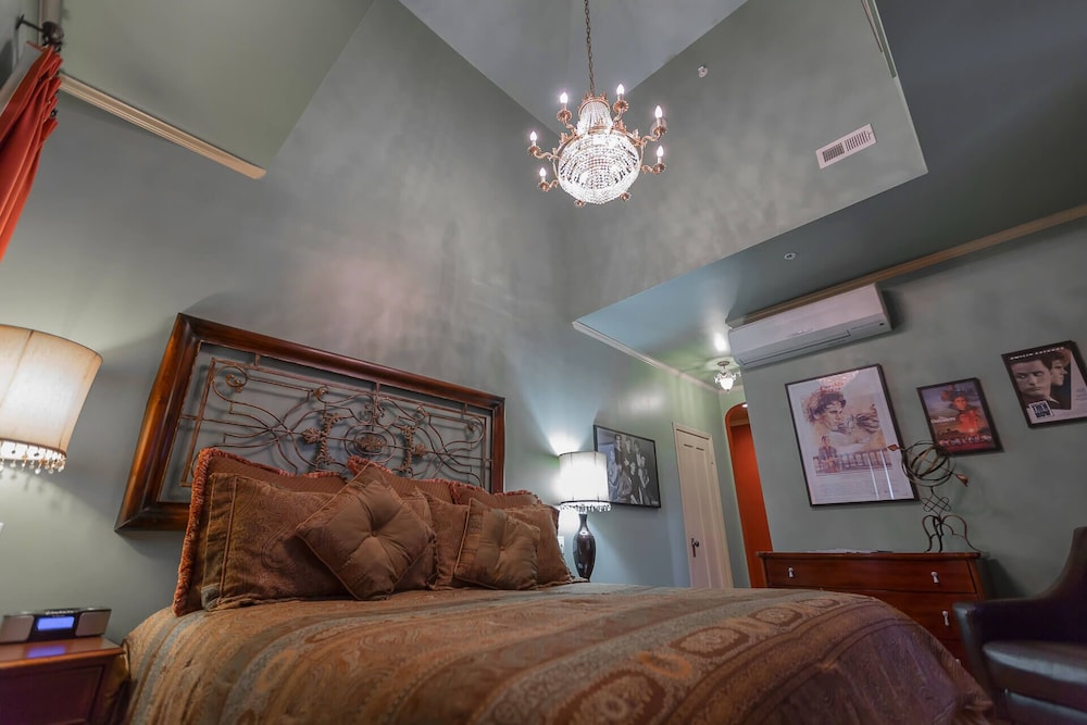 Deluxe Room, 1 King Bed - Photo 3