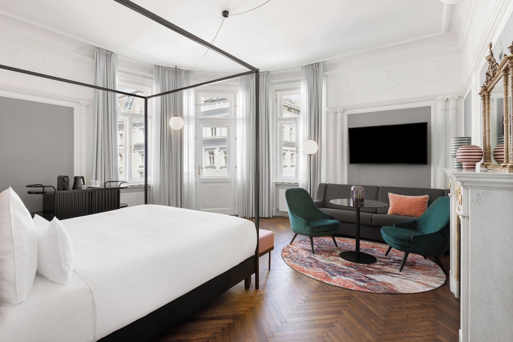 Junior Suite, 1 King Bed thumbnail 5