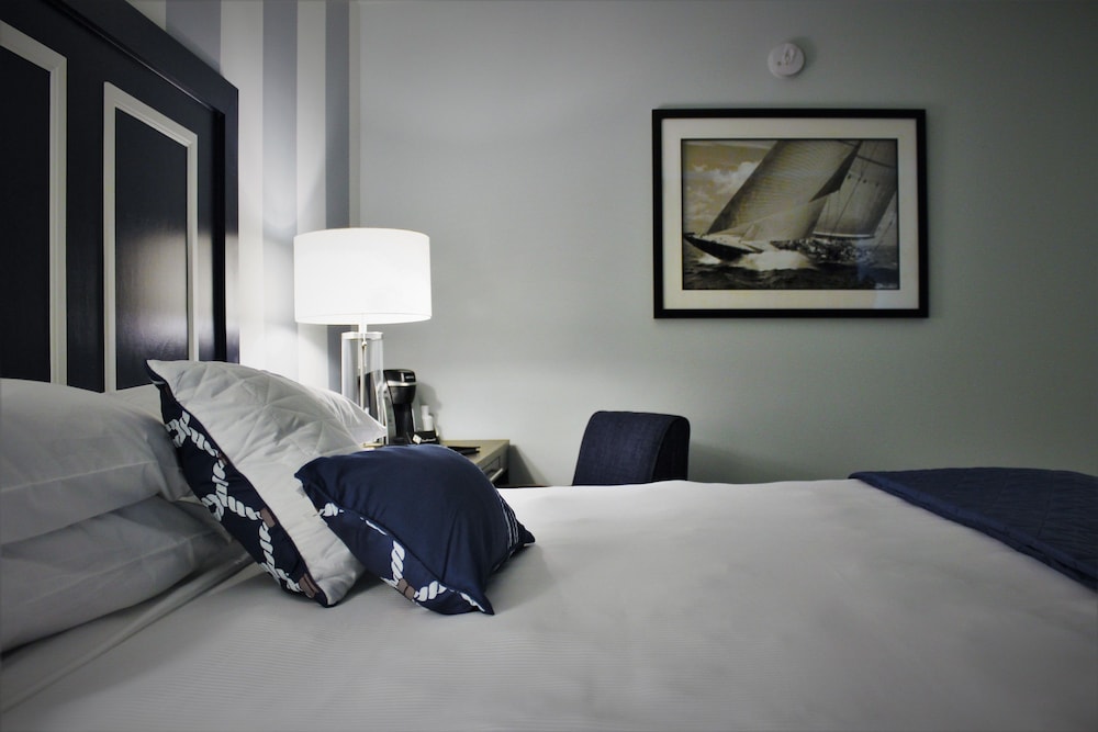 Signature Suite, 2 Queen Beds, Refrigerator & Microwave, Marina View