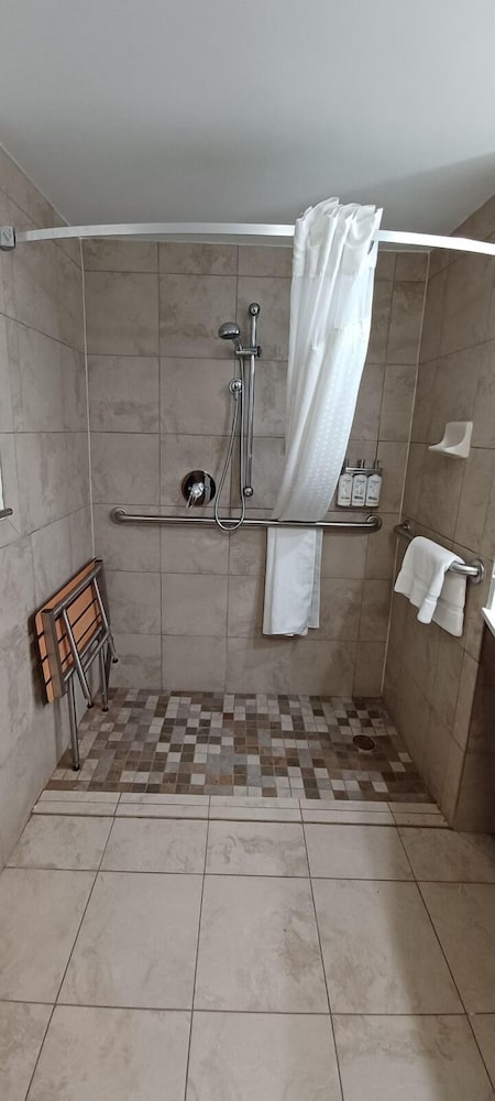 Suite, 2 Queen Beds, Roll-in Shower (Roll-In Shower) - Photo 3