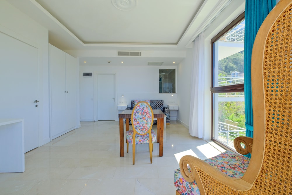 Executive Suite - Photo 14