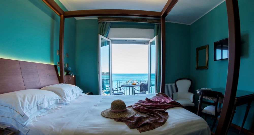 Deluxe Double Room, 1 King Bed, Balcony, Sea Facing - Photo 7
