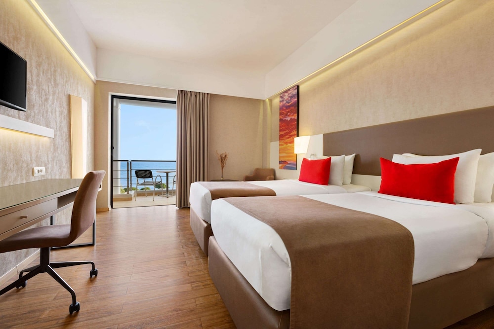 Executive Room, 1 King Bed, Non Smoking, Sea View - Photo 2