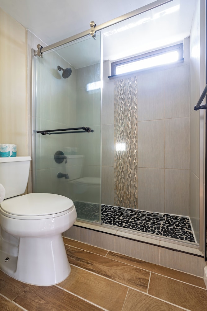High Floor Ocean View Condo (King Bed and Parking): Condo, 1 Bedroom, Ocean View (0106) photo