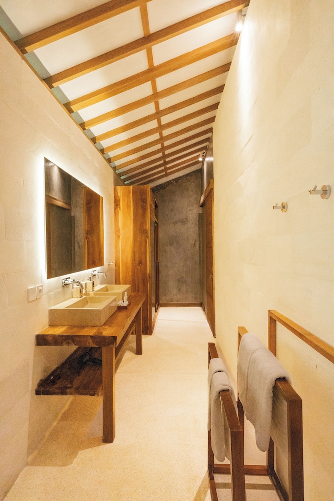 Deluxe Double Pool Access with Sea View - Photo 8