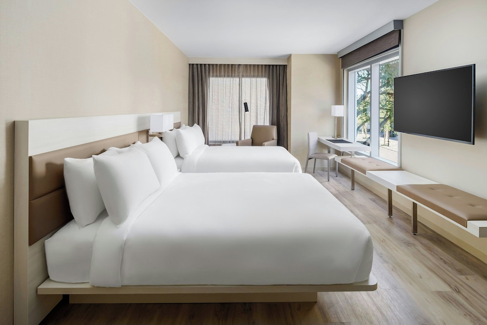 Studio, 2 Queen Beds (Mobility/Hearing Accessible, Tub) - Photo 5