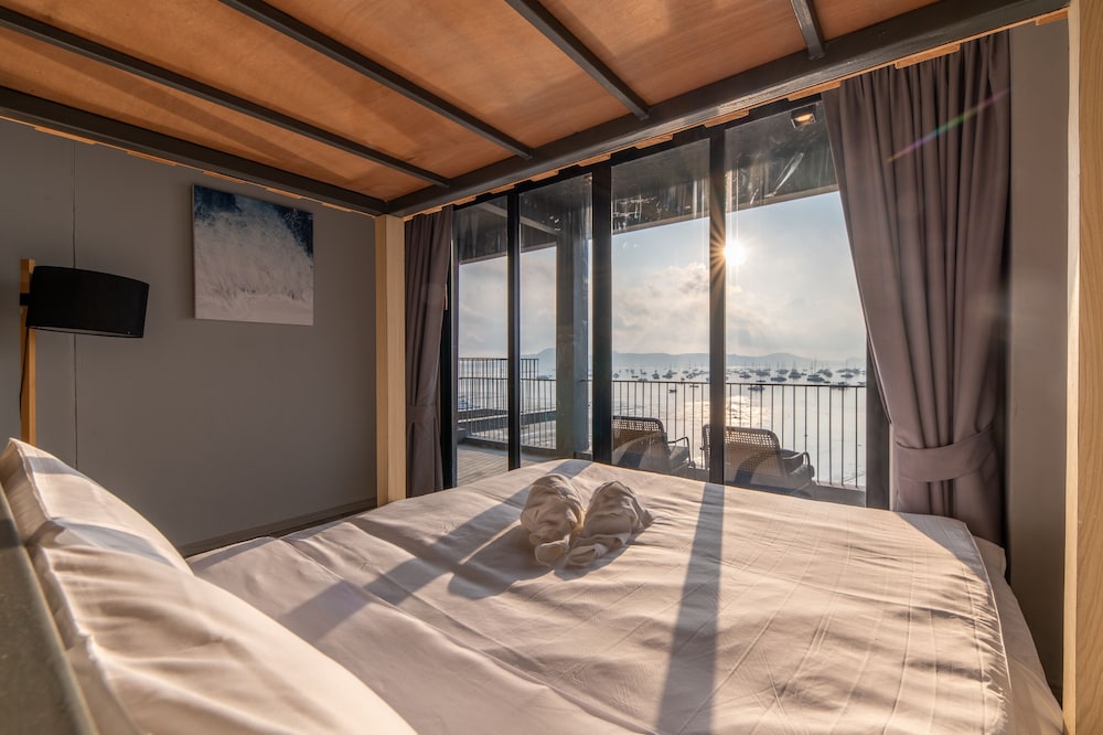 Family Two Bed Room Suite with Ocean - Photo 5