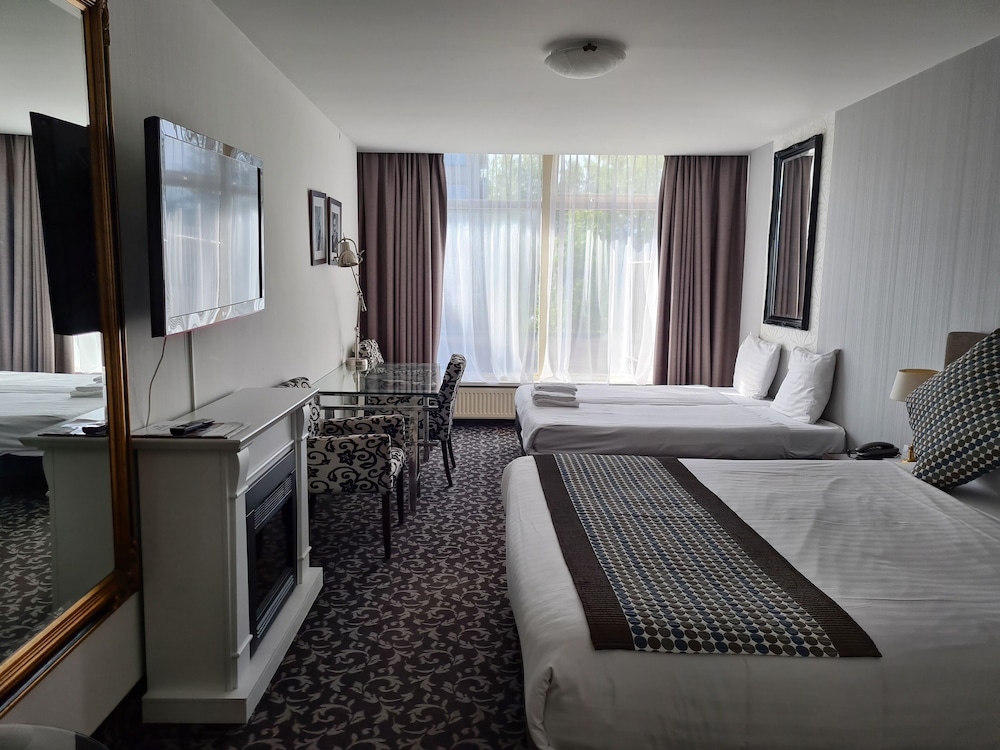 Family Room, 3 Twin Beds, Non Smoking, Bathtub photo 3