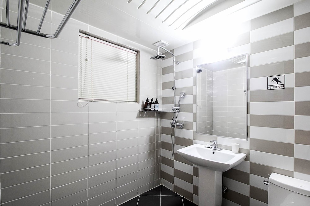 Deluxe Twin Room - Photo 8