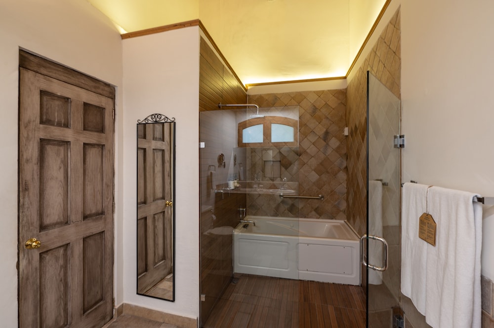 Superior Room, 1 King Bed, Hot Tub photo 1