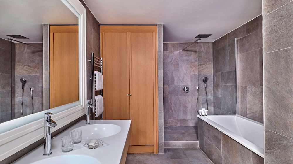 Suite, 1 King Bed, Golf View photo 3