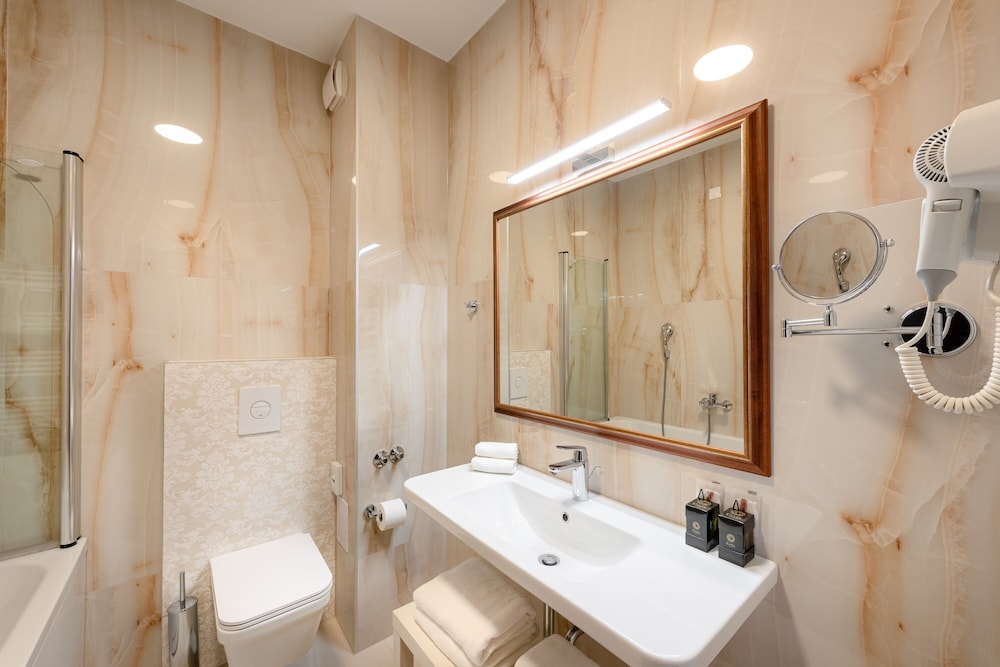 Superior Double or Twin Room thumbnail 6