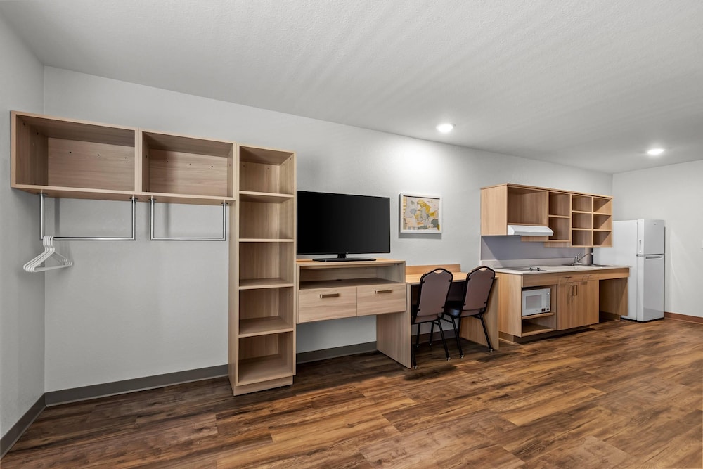 Suite, 1 Queen Bed, Accessible, Non Smoking (Transfer Shower)