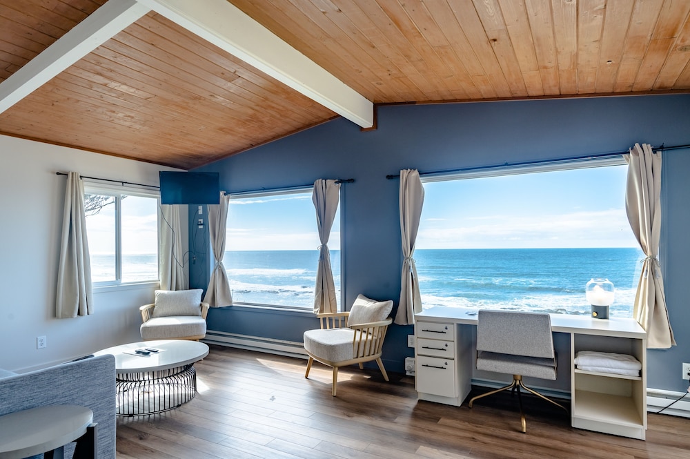 Deluxe Cottage w/Hot Tub, Kitchenette photo 1