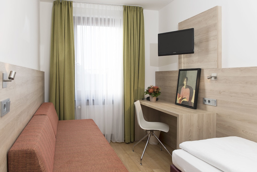 Quadruple Room - Photo 12