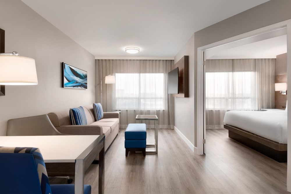 Suite, 1 King Bed, Corner - Photo 2