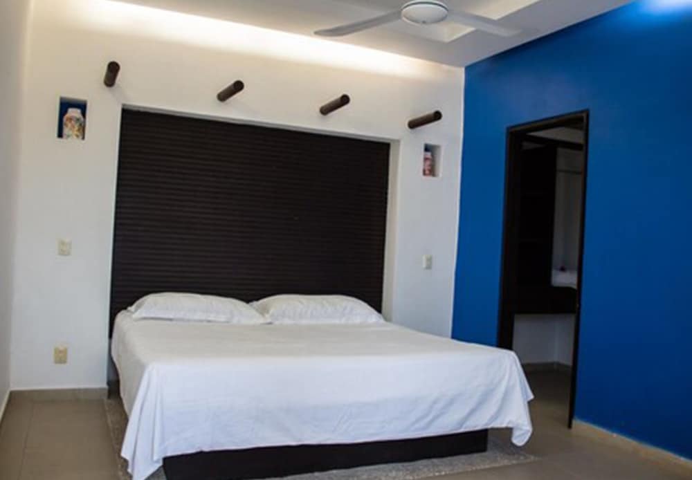 Standard Room, 1 King Bed, Pool View, Garden Area photo 2