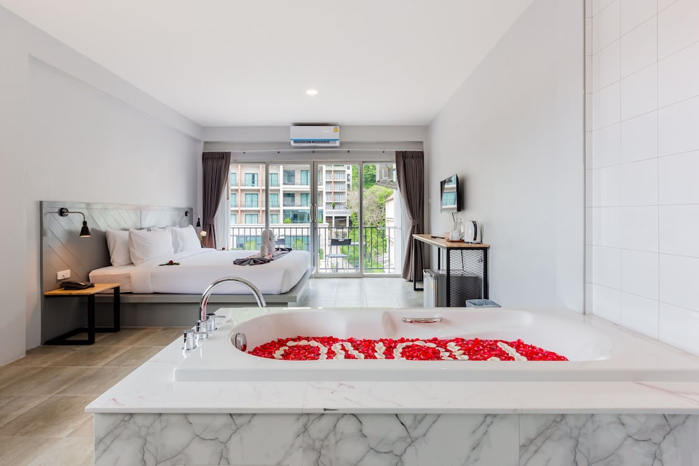 Deluxe Room, Bathtub - Photo 16