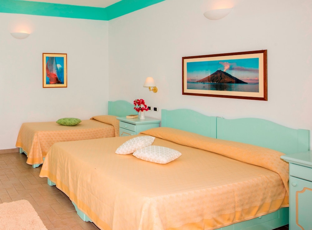 Quadruple Room, Multiple Beds (Vulcano view) photo 2