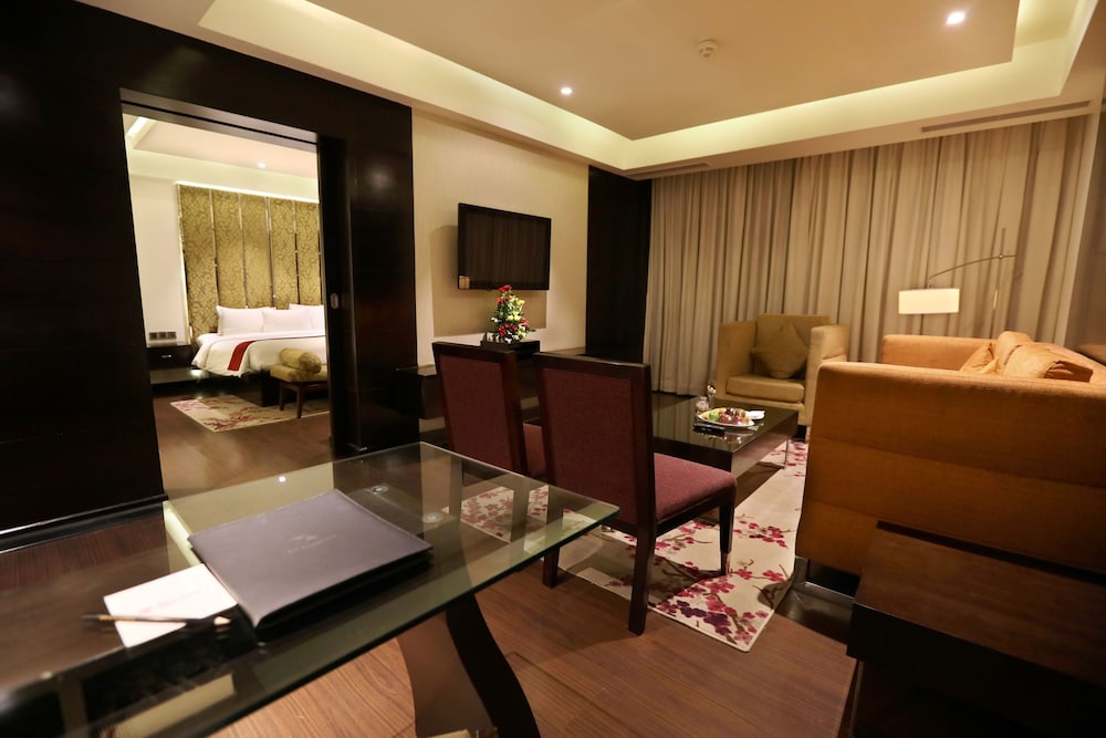 Suite Room King Bed with Bath Tub - Photo 5