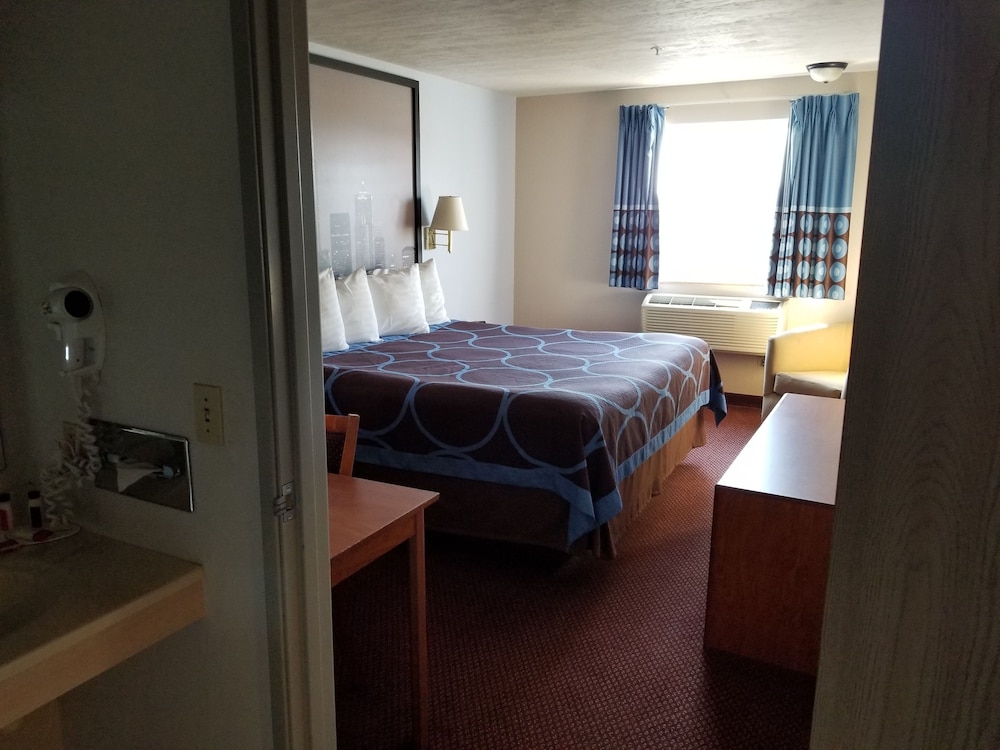 Room, 1 King Bed, Non Smoking - Photo 4