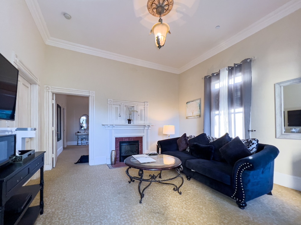 Premium Room, 2 Bedrooms, Roll-in Shower, Courtyard View