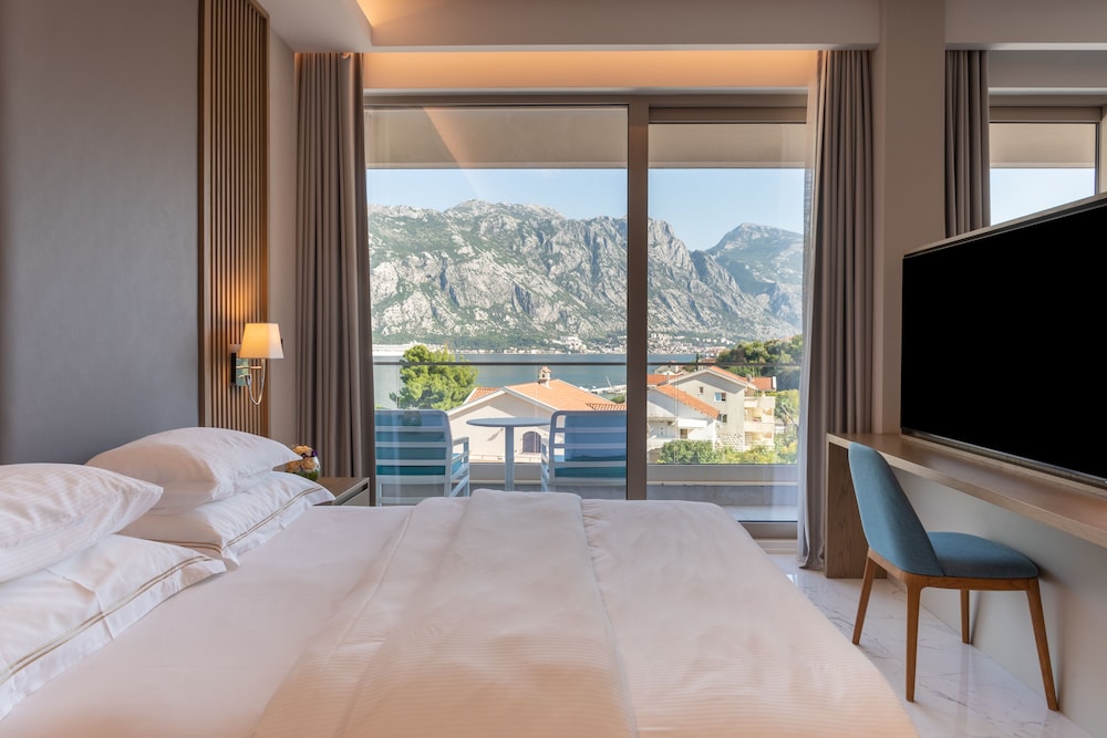 Premium Room, 1 King Bed, Sea View - Photo 4