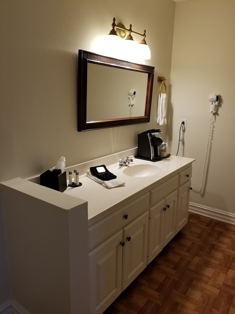 Room, Private Bathroom (8 - Rosalie Barrow Room - Queen downstairs) photo 3