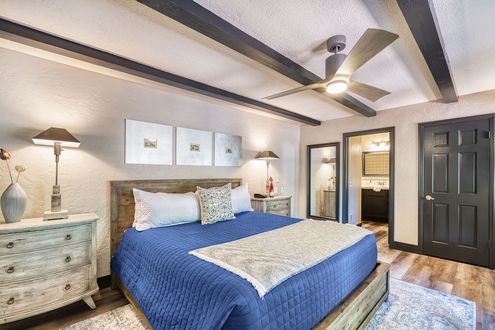 Deluxe Room, 1 King Bed, Ensuite, Courtyard View photo 2