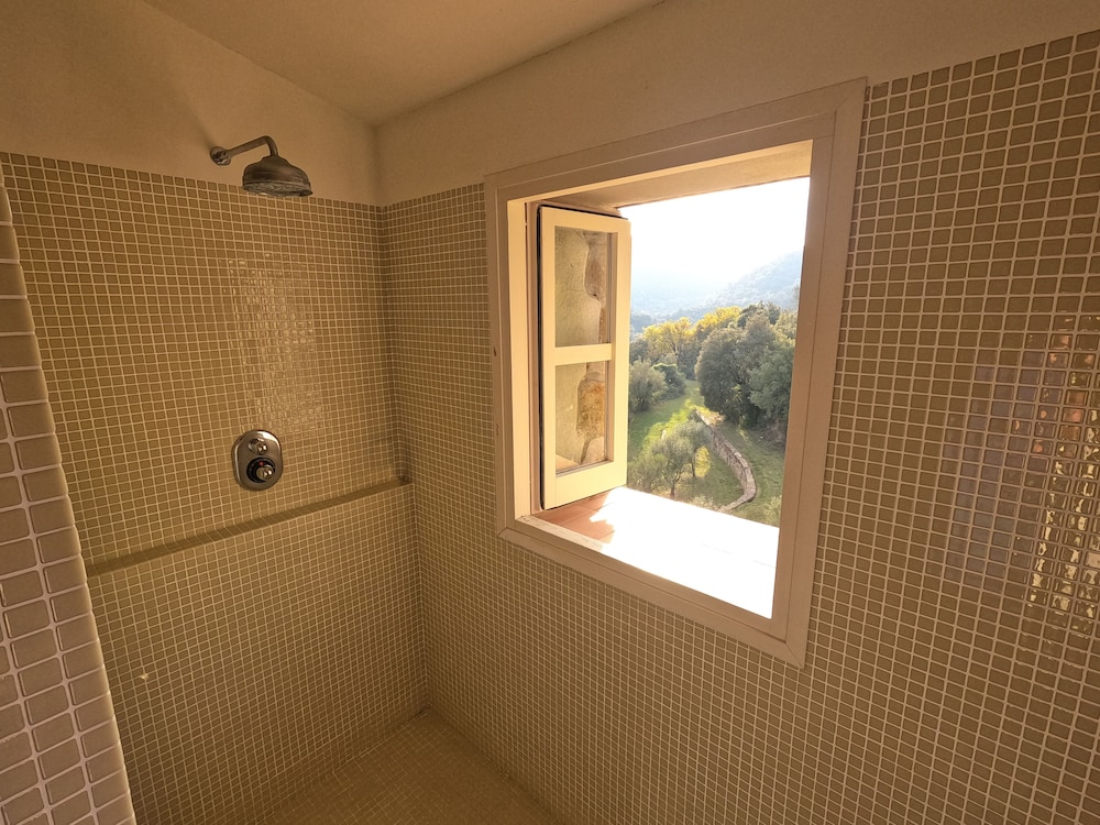 Comfort Double Room, 1 Queen Bed, Non Smoking, Hill View photo 2