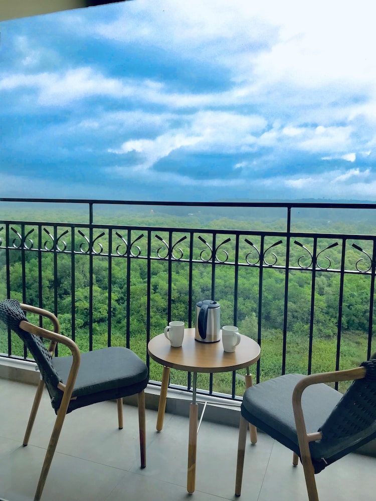 Standard Room, 1 King Bed, Balcony (Sunrise View) - Photo 2