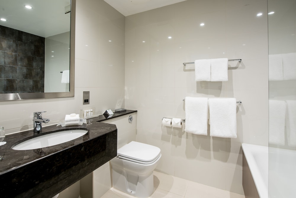 Suite, 2 Twin Beds thumbnail 6