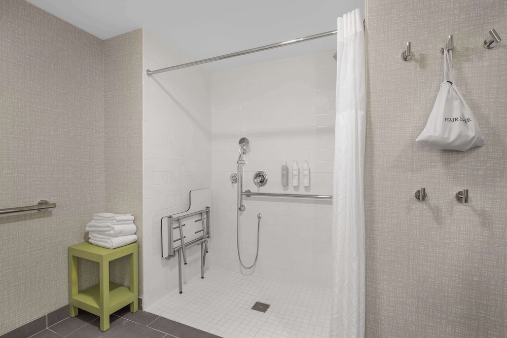 Room, 1 King Bed, Accessible (Mobility, Hearing, Roll-in Shower) - Photo 7