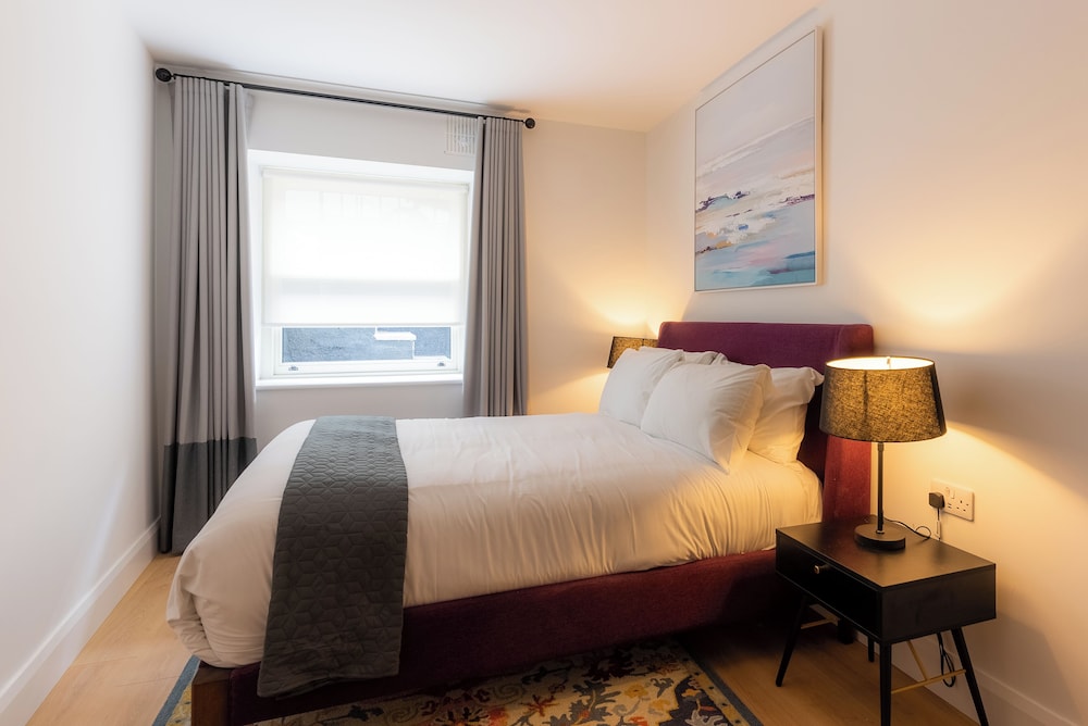 Superior Two Bedroom Lower Ground Floor Apartment (150m from Isaacs Hotel) Access By Stairs Only
