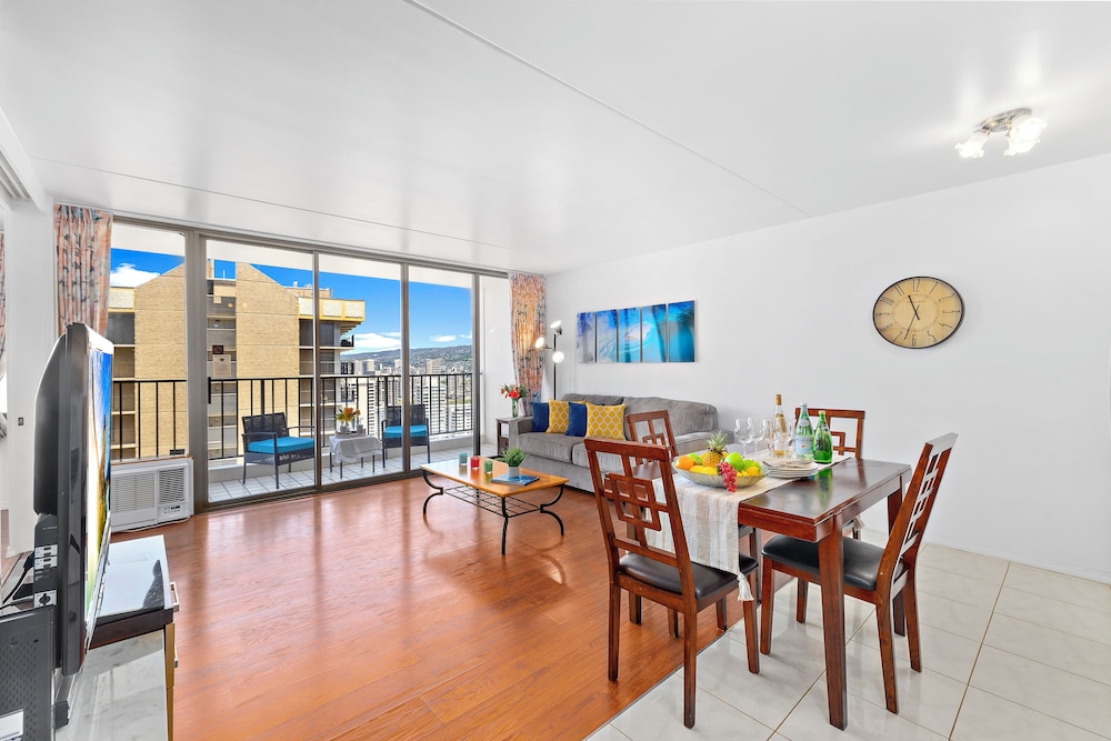 High Floor Ocean View Condo (King Bed and Parking): City Condo, 1 Bedroom, Balcony, Ocean View (0076) photo