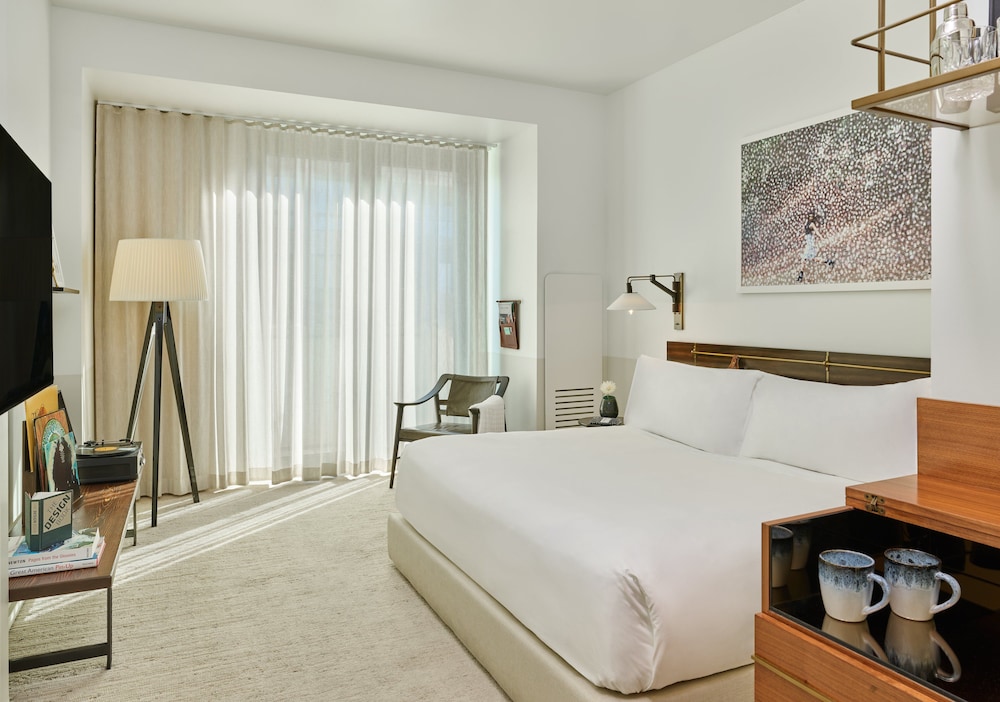 Room, 1 King Bed, Mobility Accessible (Den) photo 1