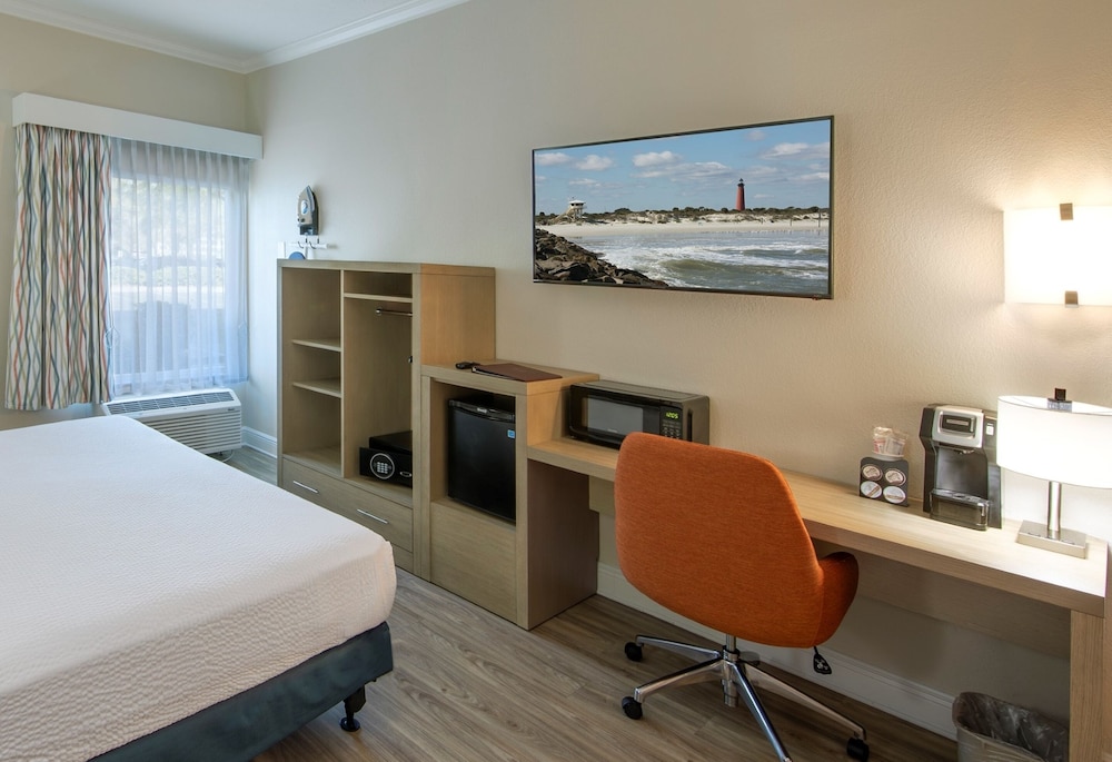 Standard Room, 1 King Bed, Accessible - Photo 5