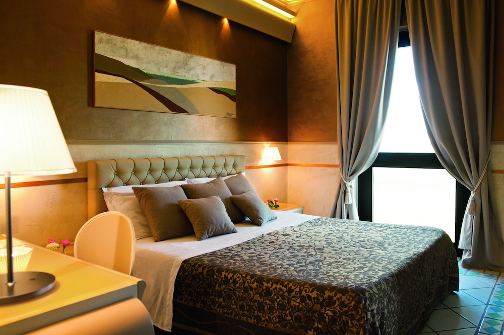 Superior Single Room, 1 King Bed photo 2