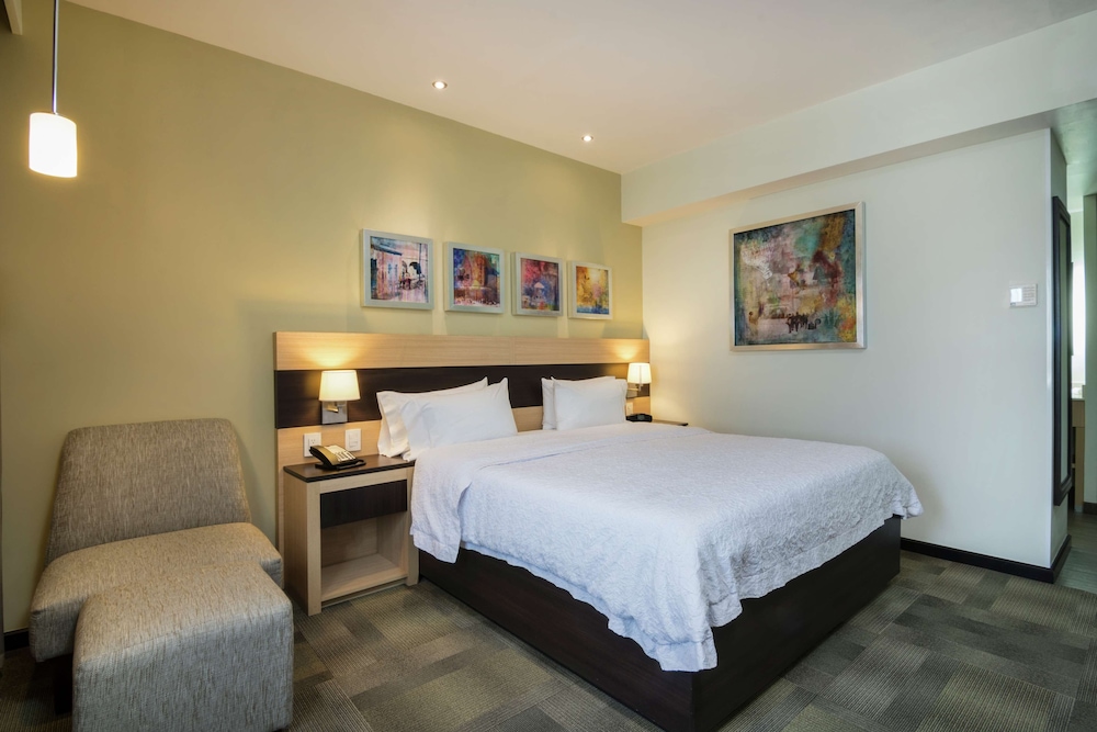Room, 1 King Bed, Non Smoking, Refrigerator photo 2