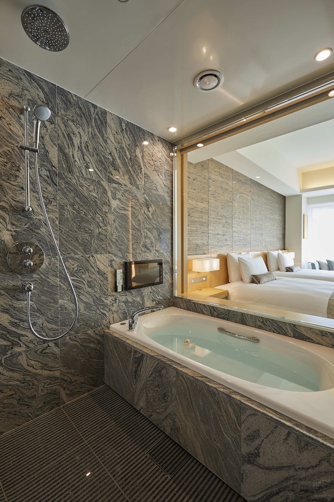 Premier Junior Suite Twin Room, Non Smoking thumbnail 5