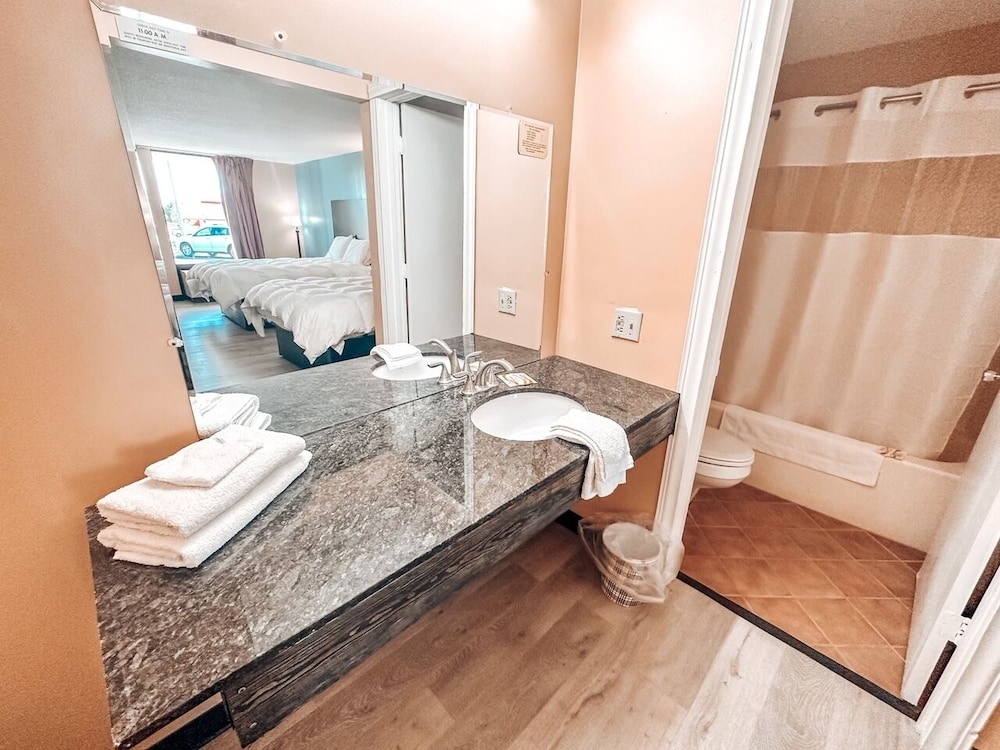 Room, 2 Queen Beds - Photo 9