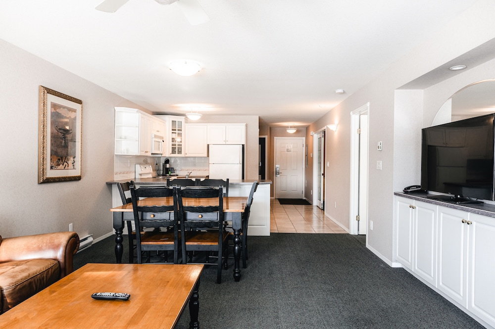Family Suite, 2 Bedrooms, Balcony, Golf View photo 3