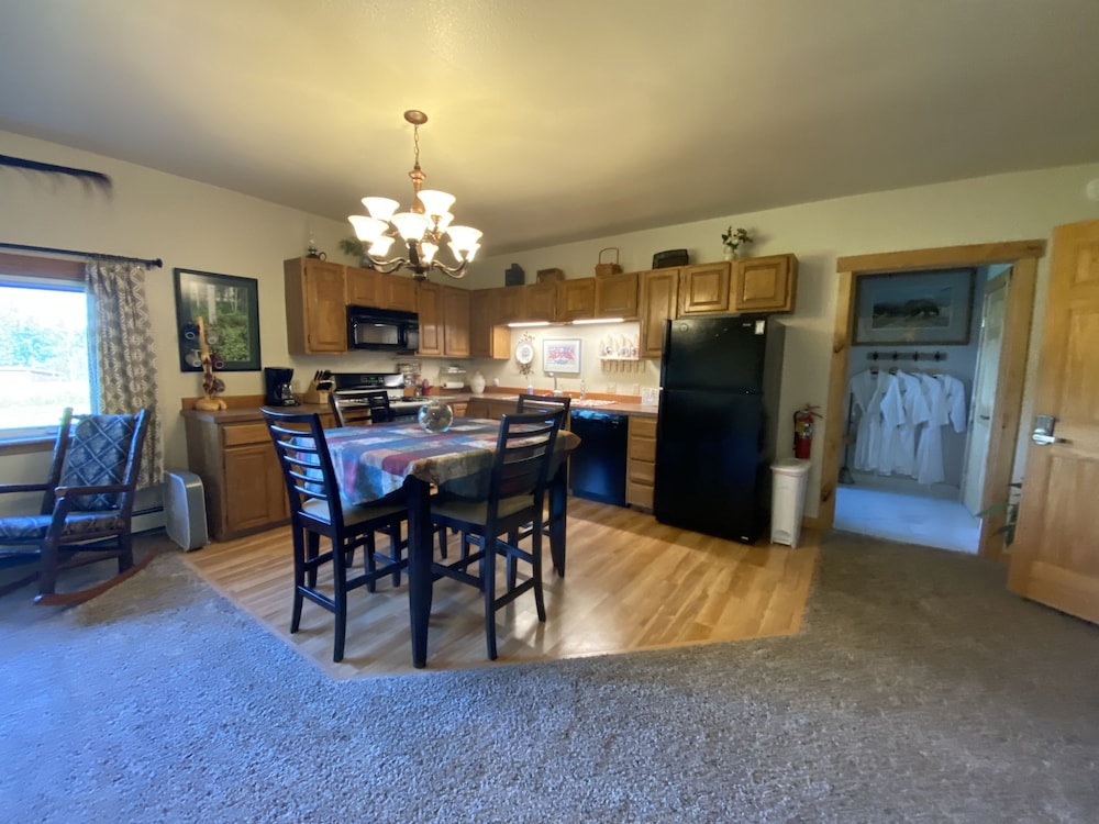 Signature Suite, Multiple Beds, Kitchen, Mountain View photo 2