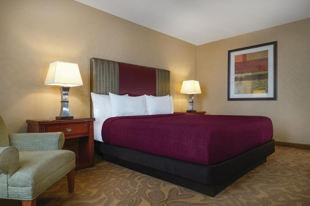 Casino Tower King Room - Photo 2