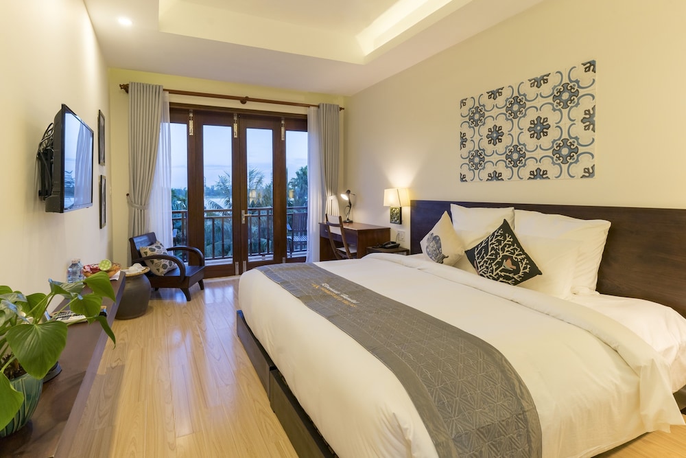 Deluxe Room, Bathtub, River View