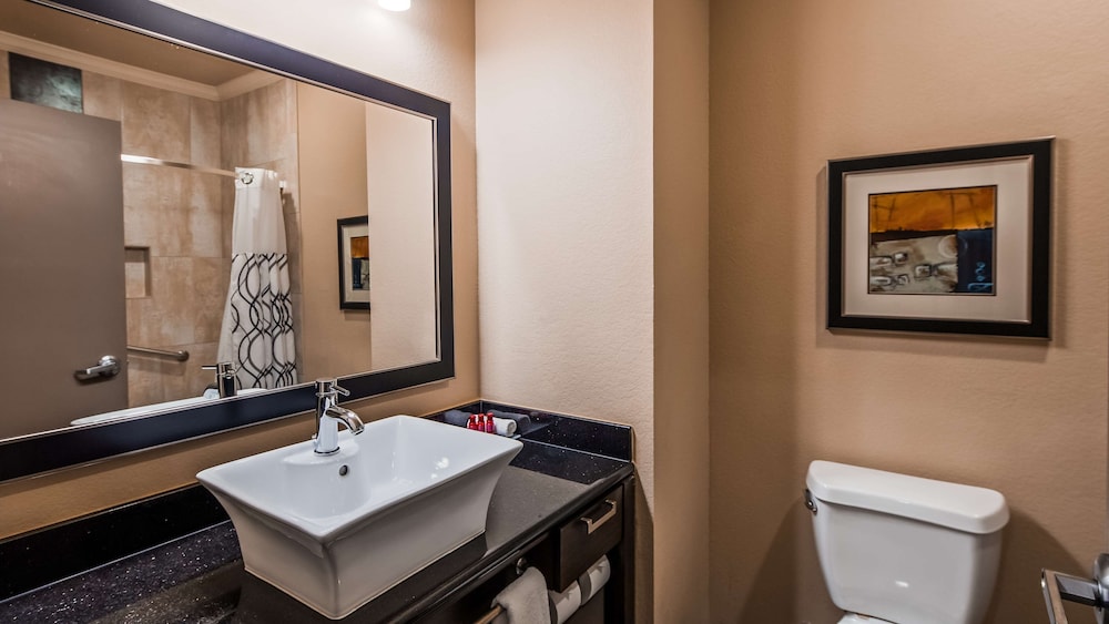 Standard Room, 2 Queen Beds, Refrigerator & Microwave, Courtyard View - Photo 4