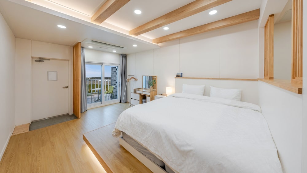 Basic Room, 1 Bedroom (Deluxe 1F-3 (Pool/Random))